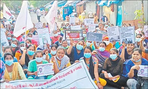 பணி நிரந்தரம் செய்யக்கோரி நர்சுகள் ஆர்ப்பாட்டம்