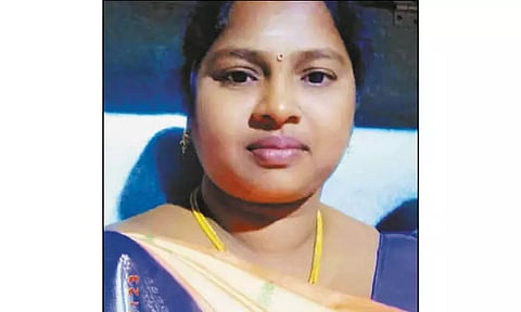 சொத்து தகராறில் இளம்பெண் அடித்துக்கொலை