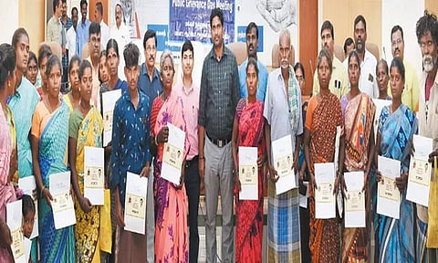 காஞ்சீபுரத்தில் மக்கள் குறைதீர்க்கும் நாள் கூட்டம்; 24 பயனாளிகளுக்கு ரூ.15 லட்சம் நலத்திட்ட உதவி வழங்கிய மாவட்ட வருவாய் அலுவலர்