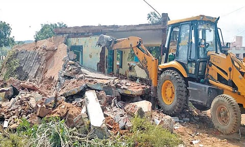 நந்திவரத்தில் பழைய கால்நடை ஆஸ்பத்திரி கட்டிடம் இடித்து அகற்றம்; நகராட்சி நிர்வாகம் நடவடிக்கை