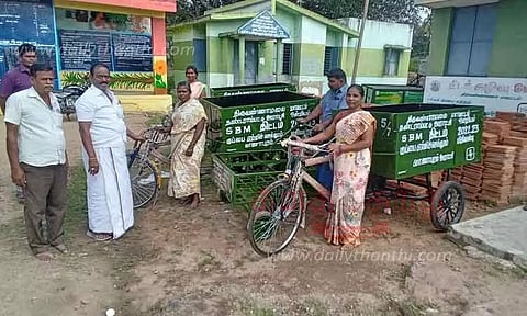 ரூ.1 லட்சம் மதிப்புள்ள குப்பை சேகரிக்கும் வாகனங்கள்