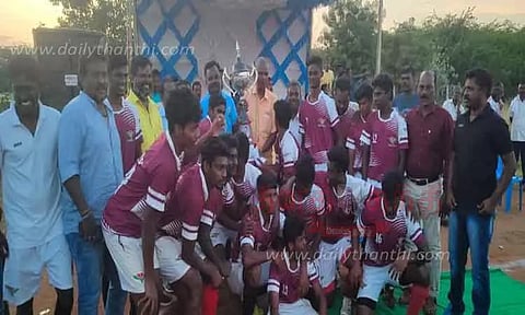 மாவட்ட ஆக்கி போட்டியில் வெற்றி பெற்ற அணிக்கு பரிசு