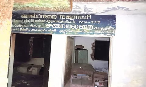 வால்பாறை அரசு பள்ளியில் சத்துணவு மையத்தை சேதப்படுத்திய காட்டு யானைகள்