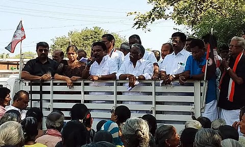 அடிப்படை வசதிகள் செய்து தரக்கோரி பேரூராட்சிகளில் அ.தி.மு.க.வினர் ஆர்ப்பாட்டம்