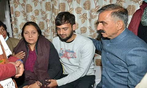 பேரணி பாதுகாப்பில் உயிரிழப்பு; ஐ.பி.எஸ். அதிகாரி குடும்பத்தினரை சந்தித்து இமாசல பிரதேச முதல்-மந்திரி ஆறுதல்