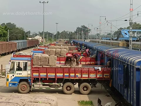 20 லட்சம் சாக்குகள் கொல்கத்தாவில் இருந்து ரயில் மூலம் மயிலாடுதுறை வந்தது