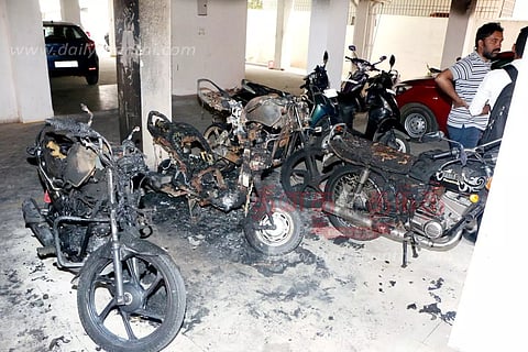 8 மோட்டார் சைக்கிள்கள் எரிந்து நாசம்