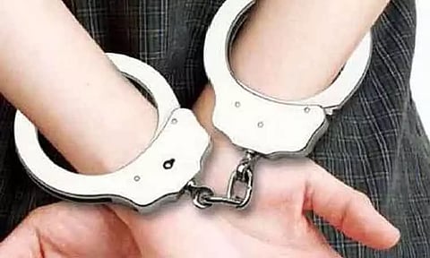 கல்லூரி மாணவரை தாக்கிய 3 பேர் கைது