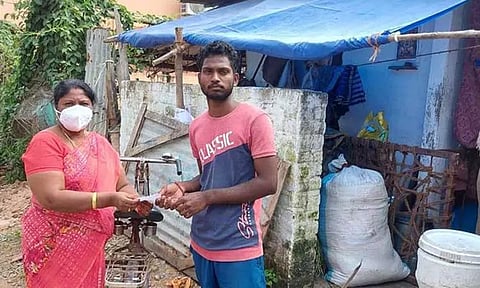 பொங்கல் பரிசு தொகுப்பு வழங்குவதற்காகவீடு, வீடாக சென்று டோக்கன் வினியோகம்