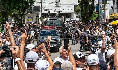 மக்கள் வெள்ளத்தில் இறுதி ஊர்வலத்துக்கு புறப்பட்டது கால்பந்தின் பிதாமகன் பீலே உடல்...!