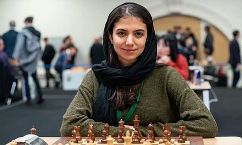 ஹிஜாப் அணியாமல் செஸ் விளையாடிய ஈரான் வீராங்கனைக்கு எச்சரிக்கை