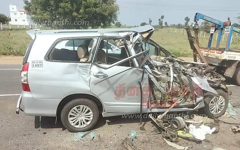 பரமத்திவேலூர் அருகே தண்ணீர் லாரி மீது கார் மோதியது;பெண் பலி-4 பேர் படுகாயம்