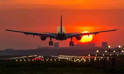 தாய்லாந்துக்கு புறப்பட்ட விமானத்தில் நடுவானில் திடீர் கோளாறு; அவசரமாக டெல்லியில் தரையிறக்கம்