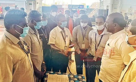மதுரை விமான நிலையத்தில் உள்ள கொரோனா பரிசோதனை முகாமை அமைச்சர் திடீர் ஆய்வு