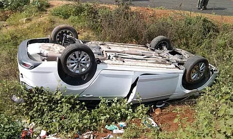 கார் கவிழ்ந்து 2 பேர் காயம்