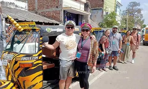 சென்னையில் இருந்து ஸ்ரீவில்லிபுத்தூருக்கு ஆட்டோவில் வந்த வெளிநாட்டினர்