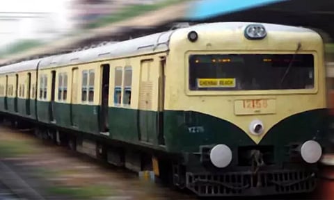 பெற்றோர் கண்டித்ததால் வீட்டிலிருந்து மாயம்: மின்சார ரெயில் மோதி பள்ளி மாணவன் பலி - தற்கொலையா? போலீசார் விசாரணை