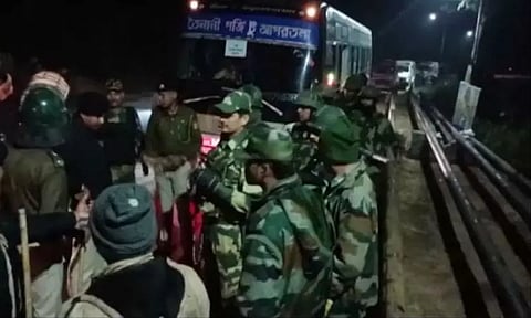 முன்னாள் முதல்-மந்திரி இல்லத்திற்கு பூஜை செய்ய வந்த புரோகிதர்கள் மீது மர்ம கும்பல் தாக்குதல்