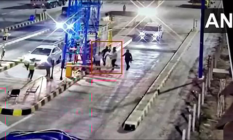 தெலுங்கானா: ஆளும் கட்சி எம்.எல்.ஏ. சுங்க சாவடியில் ஊழியர் மீது தாக்குதல்; பரபரப்பு வீடியோ