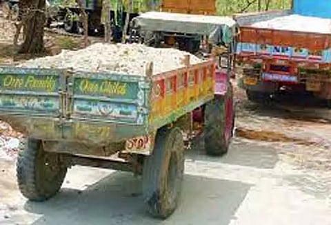 கிராவல் மண் ஏற்றி வந்த டிராக்டர் பறிமுதல்