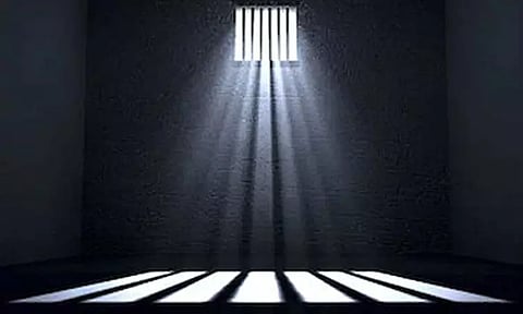 நாடு விட்டு நாடு சென்று நூதன முறையில் கொள்ளை; இந்திய வம்சாவளி நபருக்கு 12 சவுக்கடி, சிறை தண்டனை