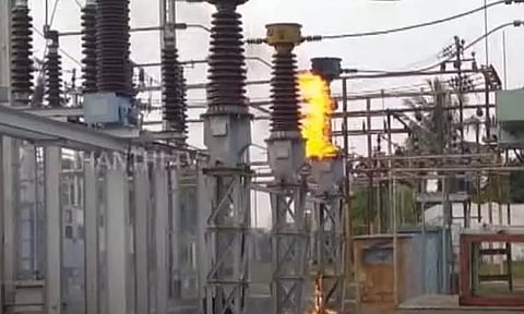 புதுக்கோட்டை சிப்காட் துணை மின் நிலையத்தில் மின்மாற்றி தீப்பற்றி எரிந்ததால் பரபரப்பு