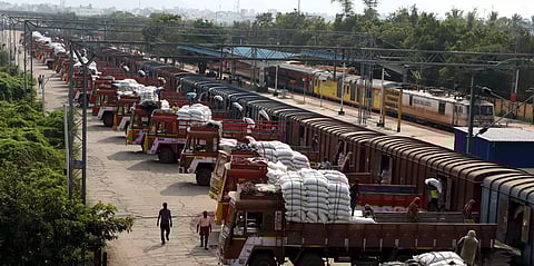 நாமக்கல்லுக்கு சரக்கு ரெயிலில் 2,500 டன் கடுகு புண்ணாக்கு வந்தது