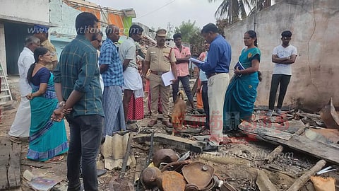 மோகனூரில்வெடி விபத்து நடந்த இடத்தை அதிகாரி ஆய்வு