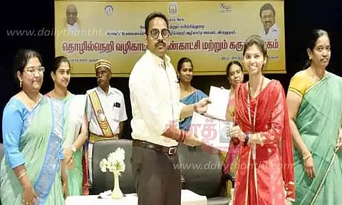 பட்டப்படிப்பு படிக்கும் போதே மாணவர்கள் போட்டி தேர்வுக்கு தயாராக வேண்டும்