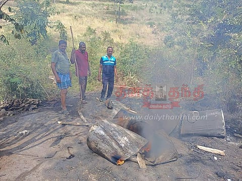 வனப்பகுதியில் 2 ஆயிரம் லிட்டர் சாராயம் கொட்டி அழிப்பு