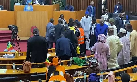 செனகல் நாட்டு நாடாளுமன்றத்தில் கர்ப்பிணி எம்.பி.யை எட்டி உதைத்த 2 எம்.பி.க்களுக்கு 6 மாதம் சிறை