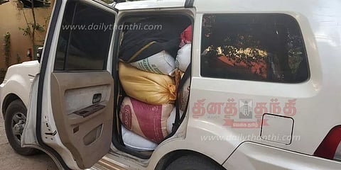 சொகுசு காரில் கடத்த முயன்ற 2 டன் ரேஷன் அரிசி பறிமுதல்