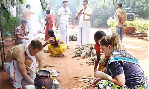 தமிழர் பாரம்பரிய முறைப்படி பொங்கல் வைத்து கொண்டாடிய வெளிநாட்டு சுற்றுலா பயணிகள்