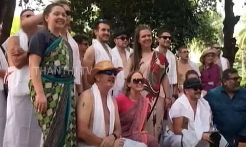 17 ஆட்டோக்களில் தமிழகத்தை சுற்றி வரும் வெளிநாட்டினர் - தூத்துக்குடியில் பொங்கல் வைத்து கொண்டாட்டம்