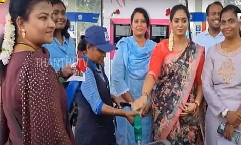 மகளிருக்காக தனி பெட்ரோல் வரிசை - இலவச பெட்ரோலுடன் திறந்து வைத்த அமைச்சர்