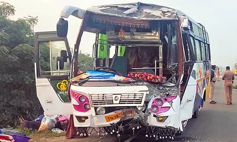 சாலையோரம் நின்ற லாரி மீது வேன் மோதல்; 13 பேர் படுகாயம்