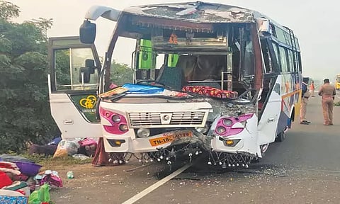 வண்டலூர் அருகே நின்று கொண்டிருந்த லாரி மீது வேன் மோதி விபத்து; 13 பேர் படுகாயம்