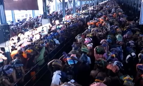 நெருங்கும் மகர விளக்கு பூஜை: சபரிமலையில் அலைமோதும் பக்தர்கள் கூட்டம் - தீவிரப்படுத்தப்படும் பாதுகாப்பு