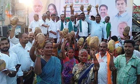 பொங்கல் தொகுப்புடன் தேங்காய் வழங்கக்கோரி பா.ஜ.க. ஆர்ப்பாட்டம்