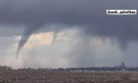 அமெரிக்காவில் சுழன்றடித்த சூறாவளிக் காற்றால் மக்கள் பீதி - தானிய களஞ்சியம் கடும் சேதம்