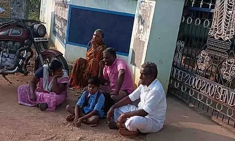 4-ம் வகுப்பு மாணவன் குடும்பத்தினருடன் பள்ளி முன்பு காத்திருப்பு போராட்டம்