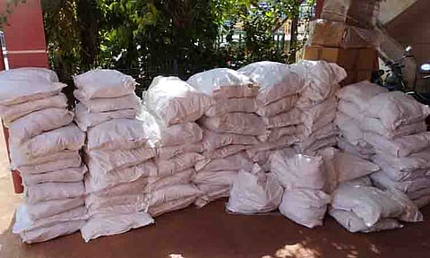 காரில் கடத்தி வரப்பட்ட 707 கிலோ புகையிலை பொருட்கள் பறிமுதல்