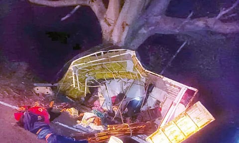 மரத்தில் வேன் மோதல் 6 பக்தர்கள் நசுங்கி சாவு 18 பேர் படுகாயம்