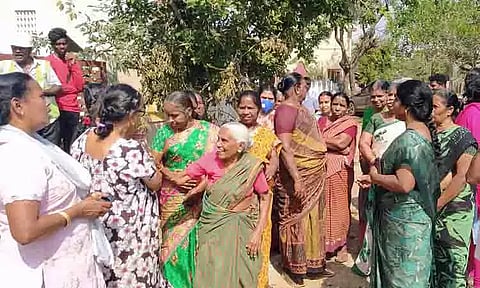 செல்போன் கோபுரம் அமைக்க எதிர்ப்பு-ஊழியர்களை பொதுமக்கள் முற்றுகை