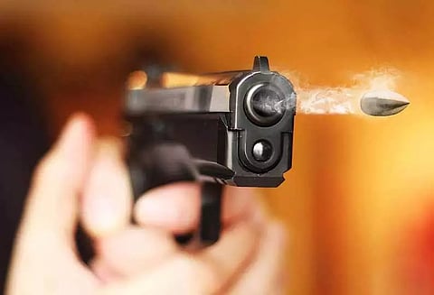 தொழிலாளி கொலை வழக்கில் வாலிபர், துப்பாக்கியால் சுட்டுப்பிடிப்பு