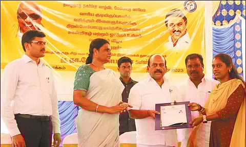 பெரும்பாக்கம் திட்டப்பகுதியில் 30 பெண்களுக்கு அழகுகலை நிபுணர் சான்றிதழ்: அமைச்சர் வழங்கினார்