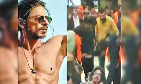 காவி உடையில் நடன காட்சி... ஷாருக்கான், தீபிகா படுகோனே போஸ்டர்கள் கிழித்து போராட்டம்