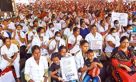 பணி நிரந்தரம் செய்யக்கோரி நர்சுகள் உண்ணாவிரதம் : 10-க்கும் மேற்பட்டோர் மயங்கி விழுந்ததால் பரபரப்பு