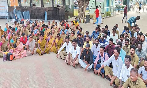 பயோமெட்ரிக் வருகை பதிவேடு முறையை ரத்து செய்யக்கோரி வண்டலூர் உயிரியல் பூங்கா ஊழியர்கள் பணியை புறக்கணித்து போராட்டம்