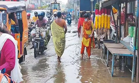 வளசரவாக்கத்தில் குடிநீர் குழாய் உடைந்து சாலையில் பெருக்கெடுத்து ஓடிய தண்ணீர்